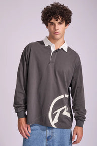 Man wearing a gray long-sleeve shirt with a white collar and logo on a light gray background